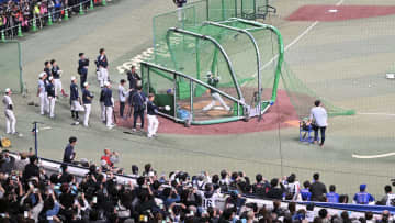 大谷翔平の打撃練習に球場熱狂　“ショータイム”に侍＆中日ナインも熱視線　夢中で動画を撮る選手の姿も