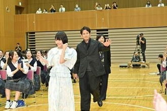 岡田准一「ひらパー兄さんとしての印象が強いとは思いますけど」　地元・大阪の高校にサプライズ登場
