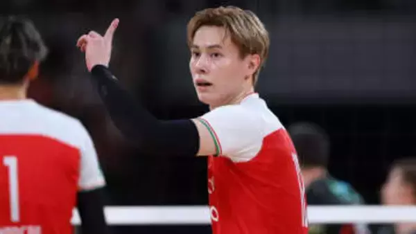 【バレー】髙橋藍が溺愛する存在　体の上で身を寄せくつろぐ愛犬ヨグの耳パクり　「耳食べちゃった」と昨年11月に迎えたパピーとじゃれあう姿公開