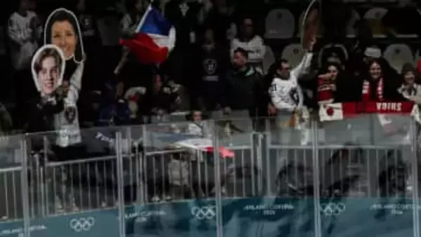 パリ五輪の衝撃再び　アイスホッケー会場のフランス応援席には笑う選手の巨大パネル
