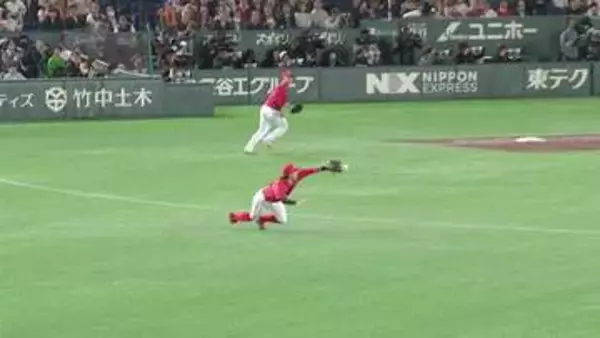 【広島】ピンチを救う菊池涼介のジャンピングキャッチ　さらなる失点を許さず