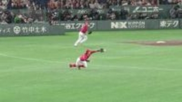 【広島】ピンチを救う菊池涼介のジャンピングキャッチ　さらなる失点を許さず