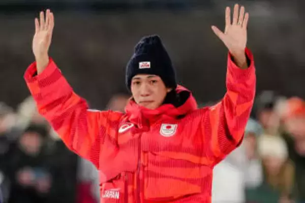【二階堂蓮】試合後に父・学さんと抱擁し2人で涙　悔しい銀メダルも息子の大躍進に「堂々としようぜ」「次だ」と鼓舞し表彰台へ送り出す