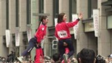 “りくりゅう”がパレードでリフト披露　沿道から大歓声　“ゆなすみ”もリフトをみせ一緒に自撮りをする様子も