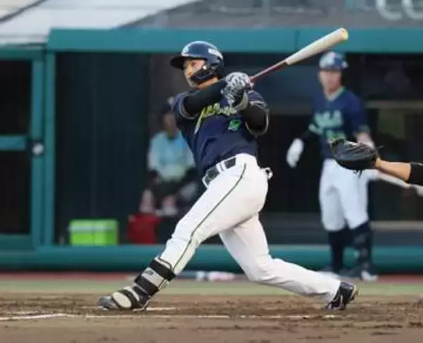 【ヤクルト】ドラ1・松下歩叶のプロ初ヒットは“二塁打”　初昇格＆即スタメンで初球をとらえ笑顔でガッツポーズ