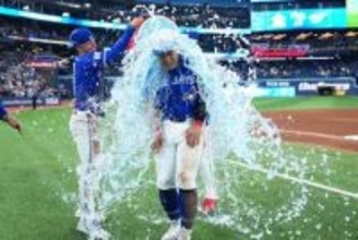 【MLB】岡本和真の今季5号にゲレーロJr.がウキウキ　祝福のウオーターシャワー
