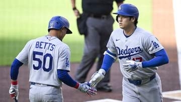 大谷翔平オリジナルのハイタッチ披露　二刀流での先頭弾にベンチは大興奮も大谷は･･･