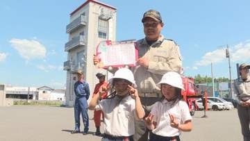 「かっこいい！」幼稚園児が消防士体験　感謝状を手渡し　日田市