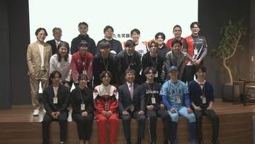 “笑顔になれる服”で入社式　新入社員が個性でスタート