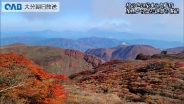 湖面に映える紅葉の錦　くじゅう連山・大船山が秋色に染まる