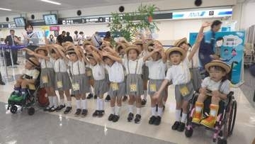 願いよ届け　園児が大分空港で七夕飾り