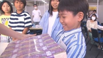小学生が1億円分のお札の重さを体験　銀行やお金について学ぶ、夏休み親子スクール　大分