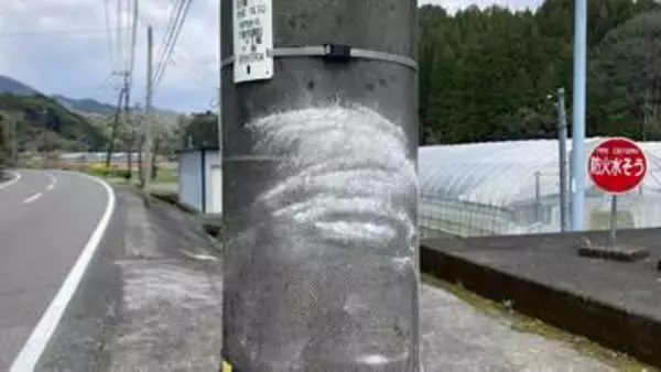 反対車線の電柱に車が衝突　運転していた66歳男性は意識不明の重体　大分・佐伯