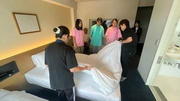 夏休みの小学生がベッドメイキング　別府市のホテルで仕事体験　大分