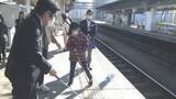 「JR大分駅で視覚障害児の安全体験会　ホームの歩き方や「SOSボタン」確認」の画像1