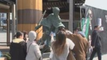 進撃の巨人 リヴァイ兵士長像建立５周年 大分県日田市でファンが銅像磨き