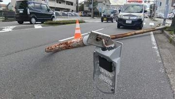 強風と老朽化が原因か　国道沿いの街灯が車道に倒れる