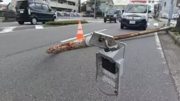 強風と老朽化が原因か　国道沿いの街灯が車道に倒れる