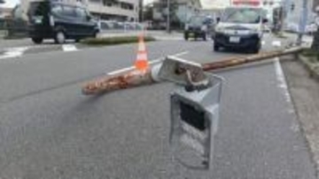 強風と老朽化が原因か　国道沿いの街灯が車道に倒れる