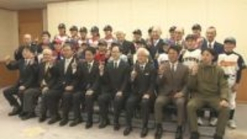 「大分でプロ野球の公式戦を」新球場整備求め12万人の署名提出　ホークス川瀬選手ら知事に要望