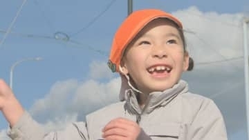 新聞紙で凧作りに挑戦　高校生と園児が交流　大分