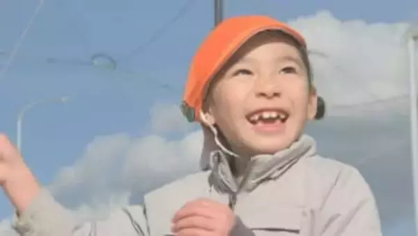 新聞紙で凧作りに挑戦　高校生と園児が交流　大分