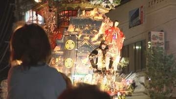 闇夜に浮かぶ日田祇園の山鉾　豪華絢爛な9基が集結　集団顔見世に多くの観客