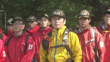 山岳救助訓練で人力搬送の手順確認　秋の登山シーズン本格化　遭難事故へ警戒呼びかけ