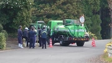 男性2人がバキュームカーの下敷きに　1人死亡、1人重体　動き出した車両に巻き込まれたか　大分・日田市