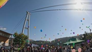 九重“夢”大吊橋オープン２０周年　秋の絶景楽しむ来場者でにぎわう
