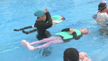 水の事故から命を守れ　ペットボトルで浮き続ける　小学生が着衣泳を学習　大分