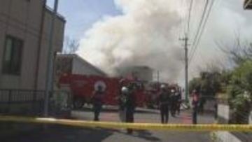 大分市の空き家で火事　男女２人を搬送