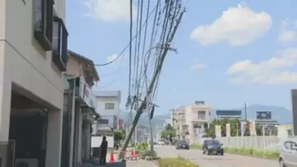 傾いた電柱が歩道から道路にせり出す　原因は車の衝突事故　「倒壊なし」と判断し建て替えまで現状維持