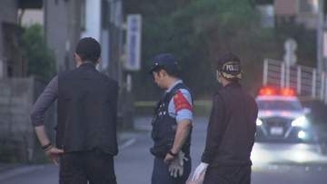 未明の路上で何が…　炎上車が突然動き出す　パトカーに接触し延焼　直前まで警察が追跡中