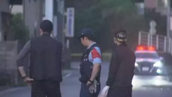 未明の路上で何が…　炎上車が突然動き出す　パトカーに接触し延焼　直前まで警察が追跡中