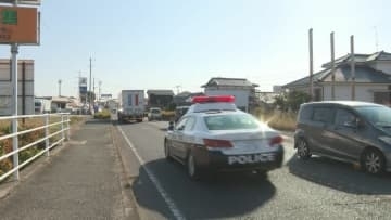 パトカー追跡の乗用車が接触事故　2人が車両放置し逃走　警察が行方追う　大分・中津市