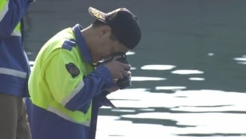 漁港の岸壁から軽乗用車が転落　78歳の男性死亡　バック中に誤って海へ　大分・杵築市