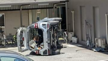 マンション駐車場で車が壁に衝突して横転　ガス管を損傷、一時周辺で交通規制　運転の80代男性を搬送　大分