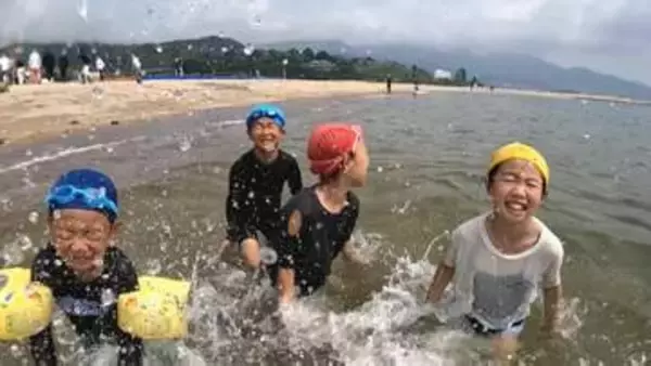 「最高の夏のはじまり」　海の日のビーチで海開き　浜辺に駆け出す笑顔の子どもたち