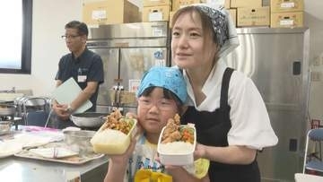 小学生にプロの技を直伝! 名物「中津からあげ」夏休み親子料理教室が初開催