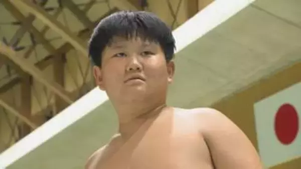 決意の土俵で2年越しの悲願達成「わんぱく横綱」が誕生　郷土の名力士を追い大相撲の頂点目指す