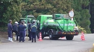 バキュームカーの下敷きに　男性2人が死亡　動き出した車両に巻き込まれたか　大分・日田市