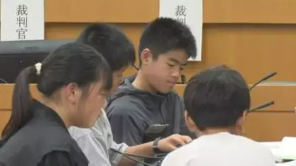 小学生が法廷で“裁判長”に　架空の傷害事件を裁く模擬裁判で冒頭陳述や証人尋問を体験「司法に興味を…」