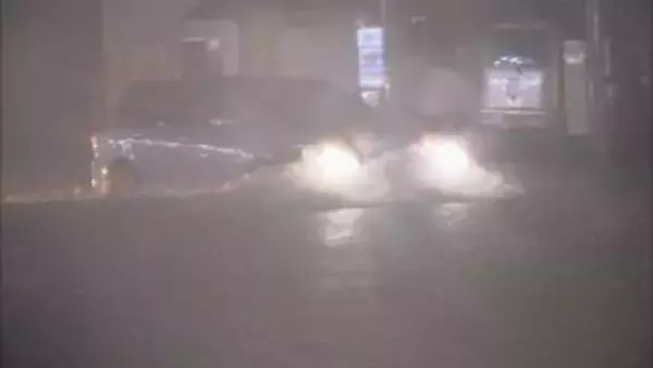 大雨の道路冠水から“命を守る”正しい行動とは…記録的豪雨で浮き彫りに「脱出ハンマー」の常備を