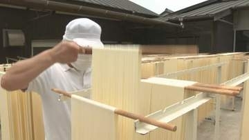 潮風に揺れるそうめん天日干し　五月晴れの中ピーク迎える　大分・宇佐市
