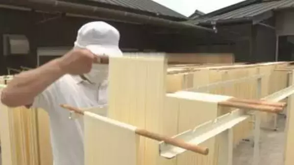 潮風に揺れるそうめん天日干し　五月晴れの中ピーク迎える　大分・宇佐市