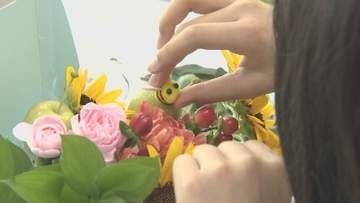 360人の小学生がプロから学ぶ「ものづくり体験」　フラワーアレンジメントや大工など18種類の仕事にチャレンジ