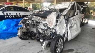 東九州道で大型トラックと正面衝突　軽乗用車の夫婦2人死亡、同乗の20代女性は意識回復　対面通行区間で軽乗用車が飛び出しか