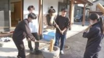 「安心して正月を迎えて」高校生がもちつき　地域の高齢者に届ける