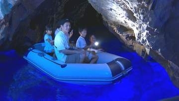 気温16度の“天然避暑地”　稲積水中鍾乳洞で話題のボートツアー　滝の水しぶきと神秘的な青の世界